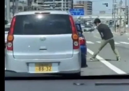 【動画】軽であおり運転しサイドミラーを取った男性は誰？場所は大阪の高槻市城北町で起こった！